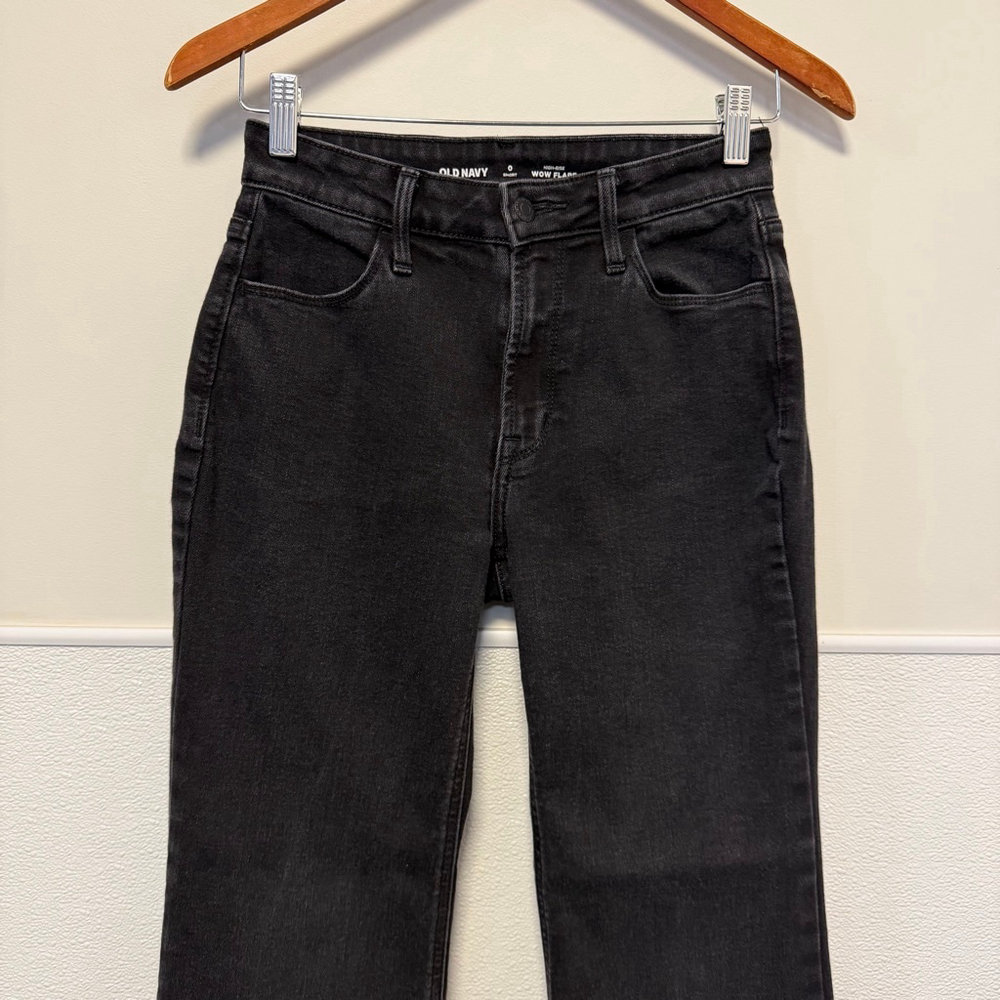 Women's Old Navy High-Rise Wow Flare Jeans in Black, Size 0 Short Bell Bottoms - Picture 2 of 16